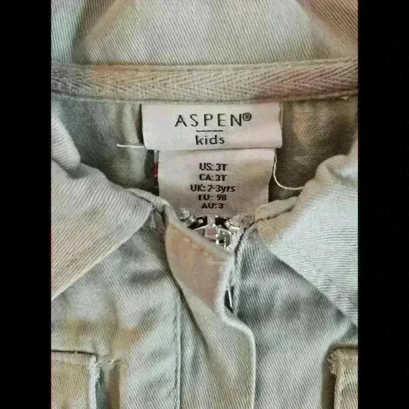 Trendy Sleeveless Utility Vest with Adjustable Waist - Picture 3 of 3